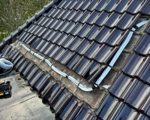 Leidingwerk dakafvour warmtepomp in Haarlem