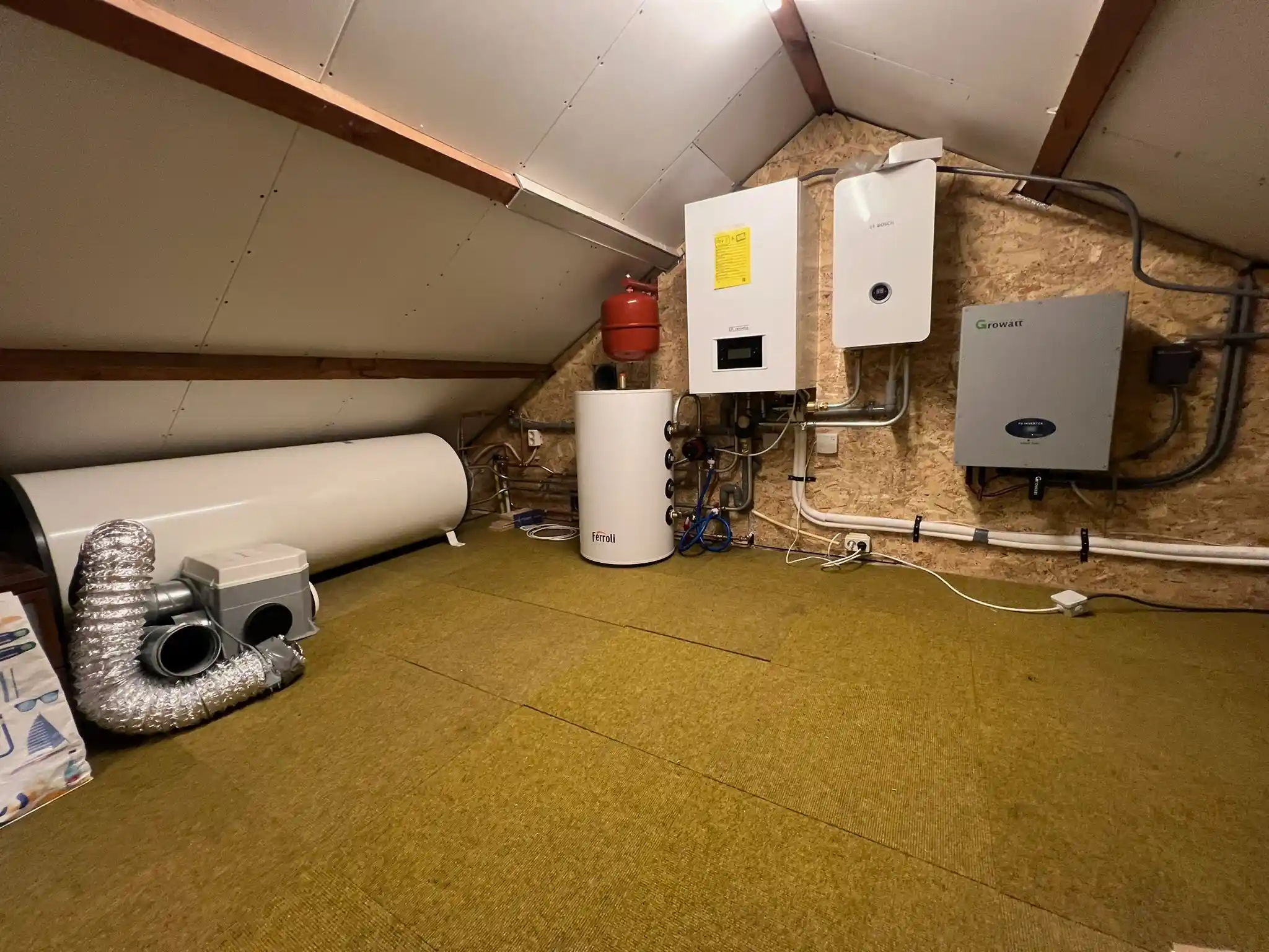 Technische warmtepompinstallatie op zolder met ventilatie en leidingwerk